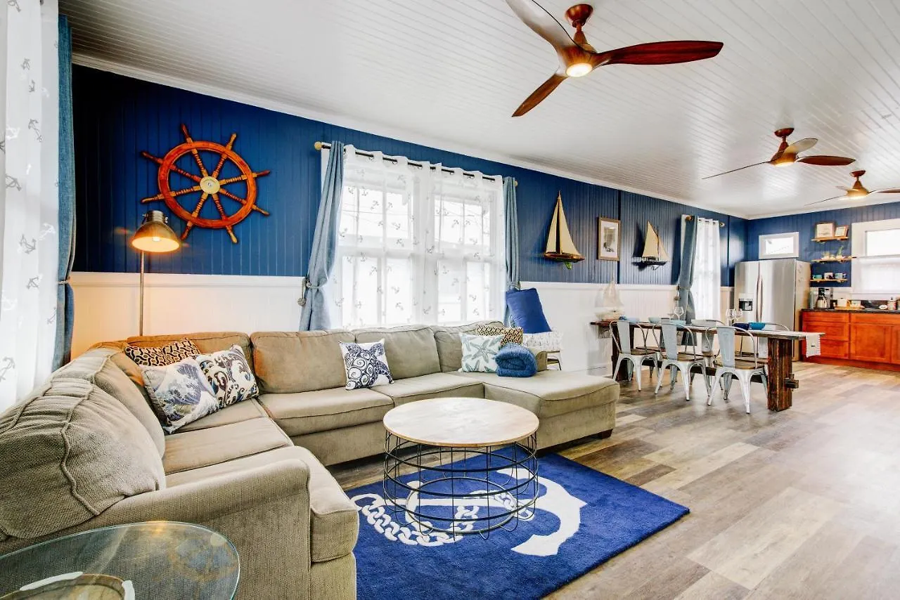 New Whaler Inn- Nautical Magic Hilo Downtown Holiday home